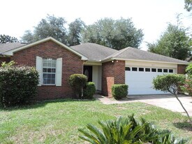 211 Westview Dr in Crestview, FL - Building Photo