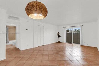 6707 N Kendall Dr in Miami, FL - Building Photo - Building Photo