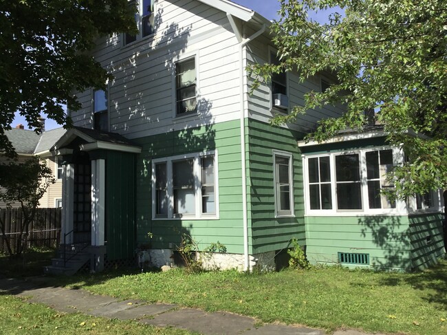 2002 Caroline St in Utica, NY - Foto de edificio - Building Photo