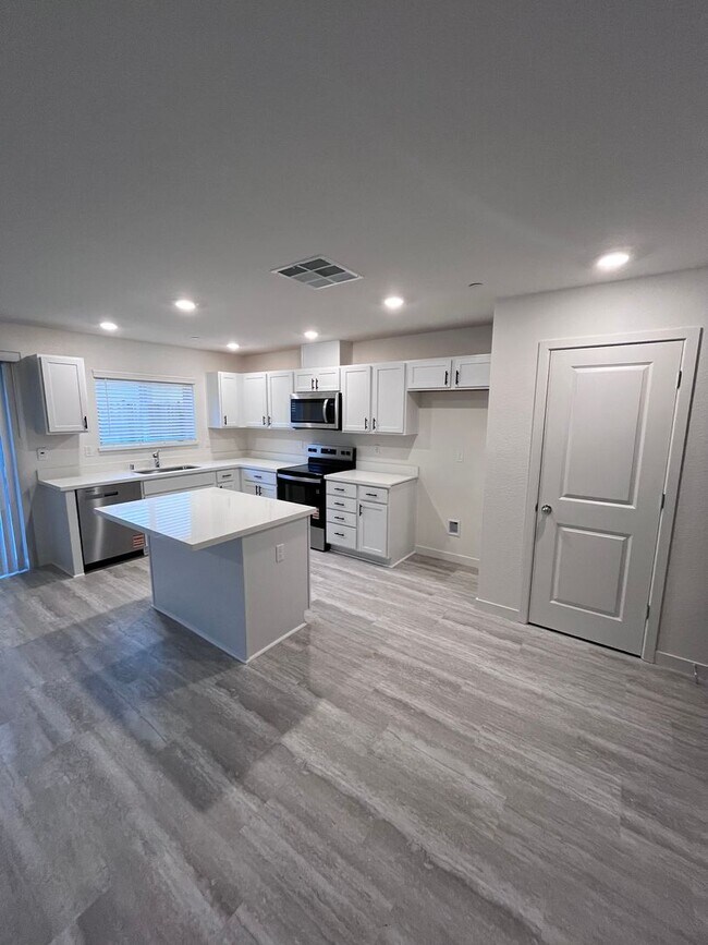 8049 Whippersnapper Wy in Roseville, CA - Building Photo - Building Photo