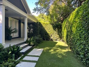 7024 De Longpre Ave in Los Angeles, CA - Foto de edificio - Building Photo