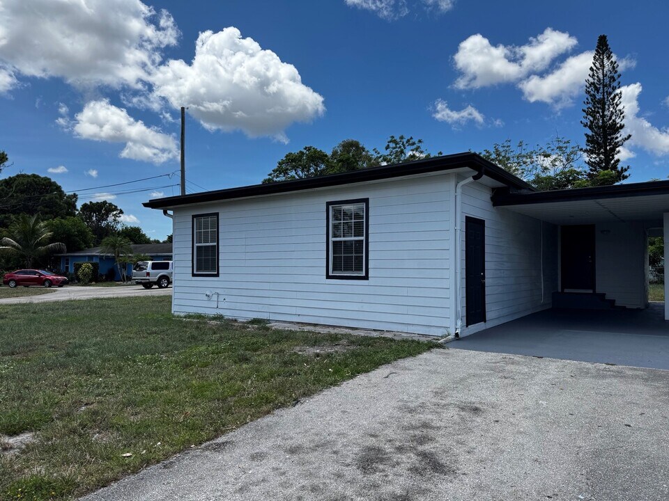 3403 Rostan Ln, Unit Main in Lake Worth Beach, FL - Building Photo