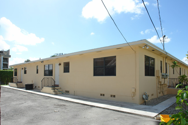 130 S Lakeside Ave in Lake Worth, FL - Foto de edificio - Building Photo