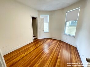 33 Edison Grn, Unit 1 in Boston, MA - Foto de edificio - Building Photo