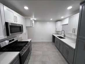 9717 Oak St in Bellflower, CA - Foto de edificio - Building Photo