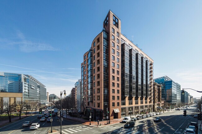 1010 Massachusetts Ave NW in Washington, DC - Foto de edificio - Building Photo