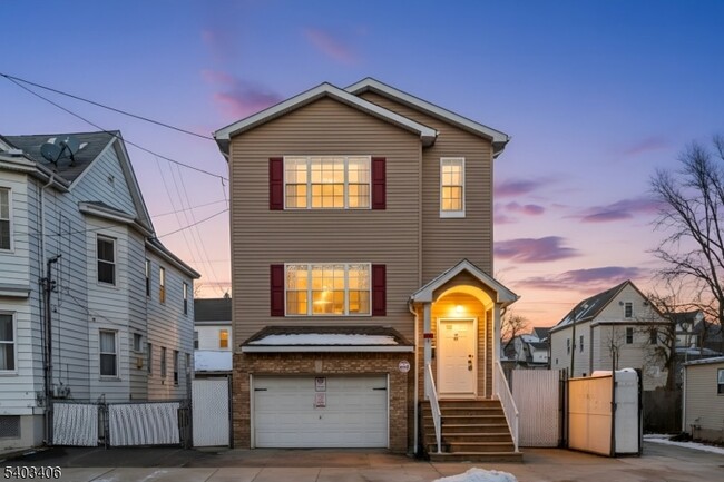 110-PT112 Redwood Ave in Paterson, NJ - Foto de edificio - Building Photo