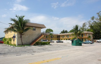 Palm Grove Apartments in Oakland Park, FL - Foto de edificio - Building Photo