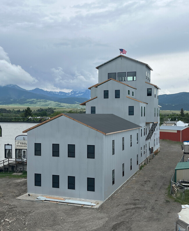 Yellowstone Granary in Livingston, MT - Foto de edificio - Building Photo