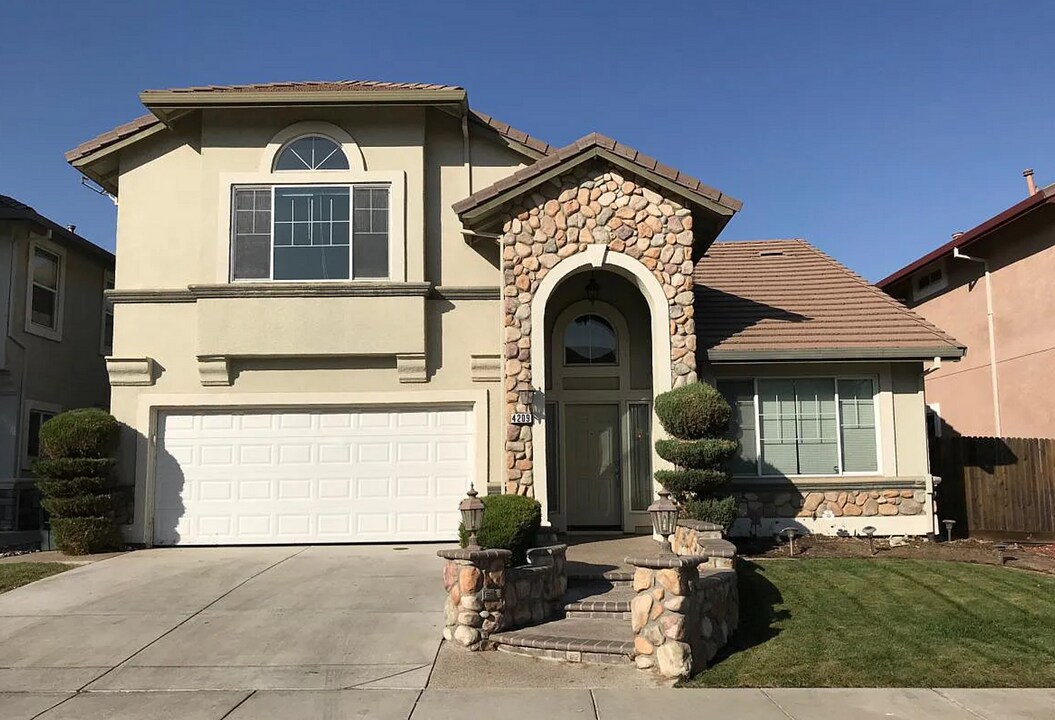 4209 Dalehurst Ln in Tracy, CA - Building Photo