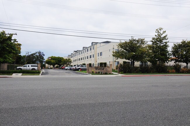 Our Lady of Guadalupe in Fountain Valley, CA - Foto de edificio - Building Photo