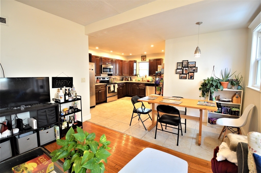 94 Montebello Rd, Unit 3 in Boston, MA - Building Photo