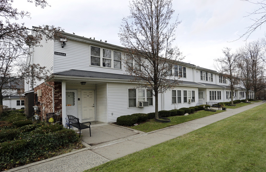 Bridgeview Apartments in Staten Island, NY - Building Photo