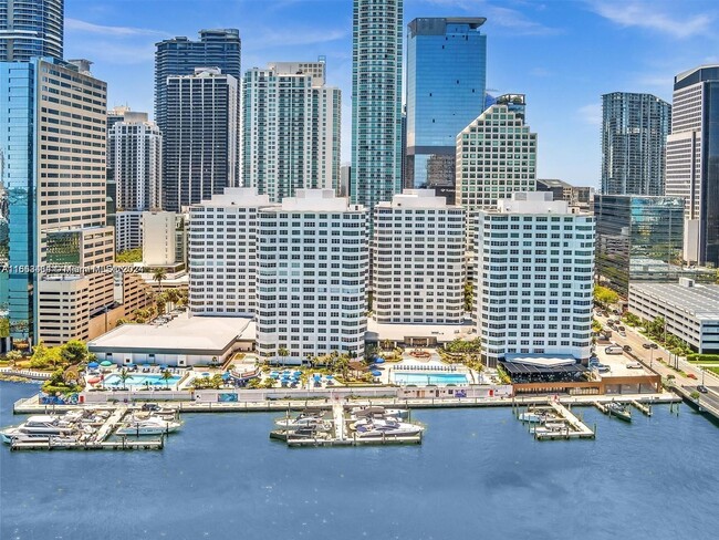 825 Brickell Bay Dr, Unit 450 in Miami, FL - Foto de edificio - Building Photo