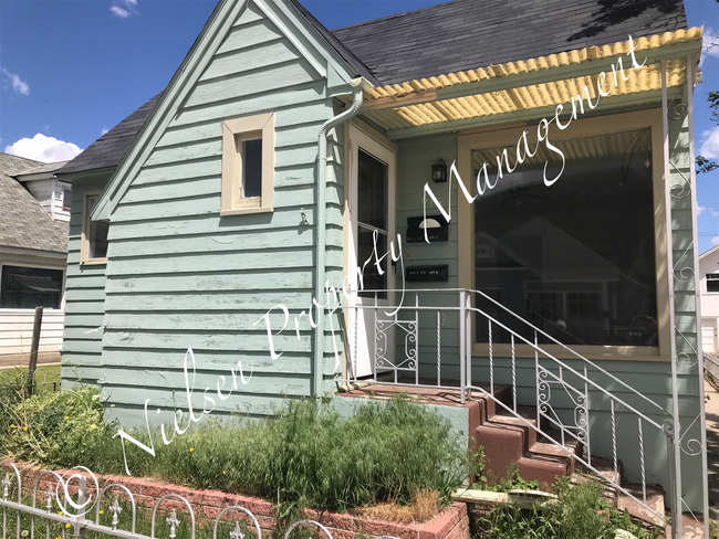property at 616 E 4th St