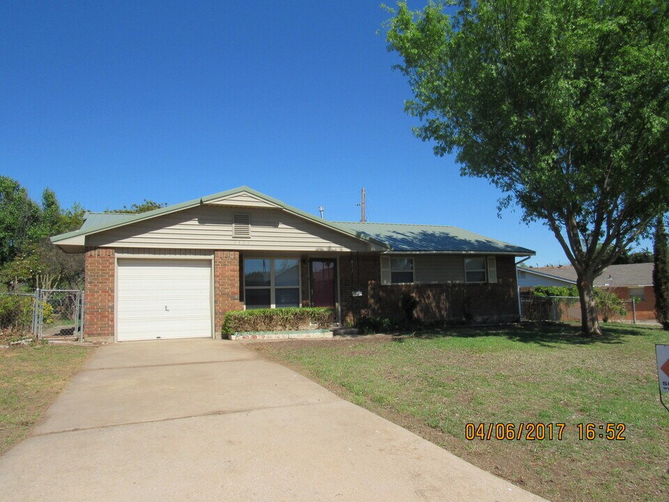 2405 NW 42nd St in Lawton, OK - Building Photo