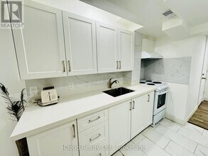 33 Gemini Rd in Toronto, ON - Building Photo - Building Photo