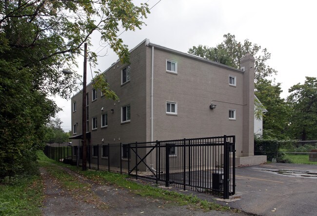 244 60th St NE in Washington, DC - Foto de edificio - Building Photo