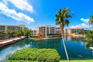 713 Crandon Blvd in Key Biscayne, FL - Building Photo