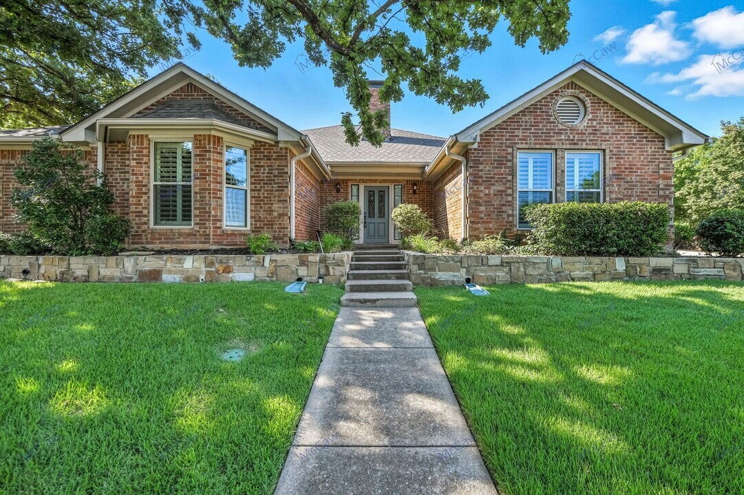 1 Creekmere Dr in Roanoke, TX - Building Photo