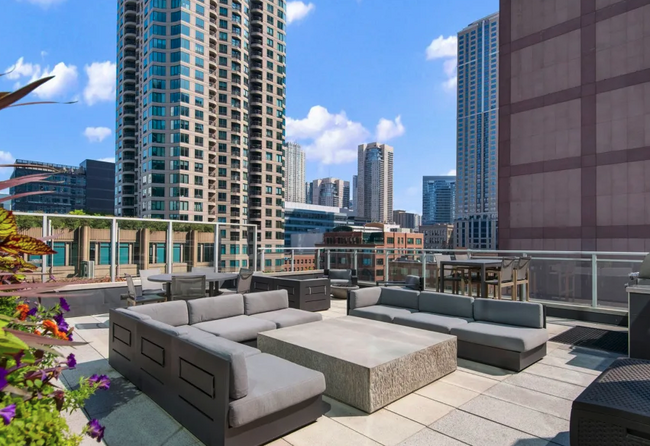 439 N Wells St, Unit 1 in Chicago, IL - Foto de edificio - Building Photo