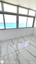 7135 Collins Ave, Unit PH-14 in Miami, FL - Foto de edificio - Building Photo