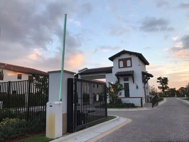 8878 NW 103rd Ave in Doral, FL - Building Photo - Building Photo