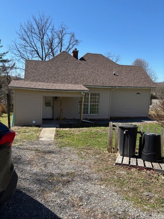 3604 Underwood Ave in Farmington, WV - Building Photo