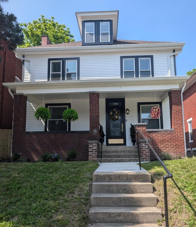 1756 Oak St in Columbus, OH - Foto de edificio - Building Photo