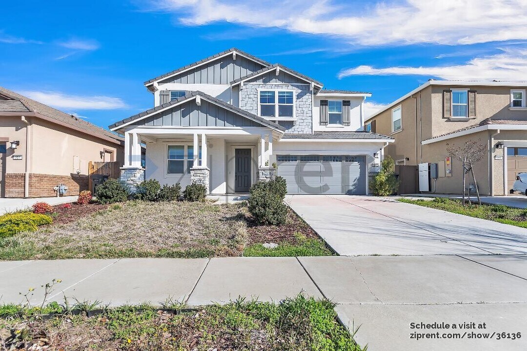 334 Mabel Josephine Dr in Tracy, CA - Building Photo