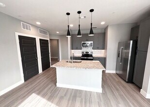 5005 E Parmer Ln in Manor, TX - Foto de edificio - Building Photo