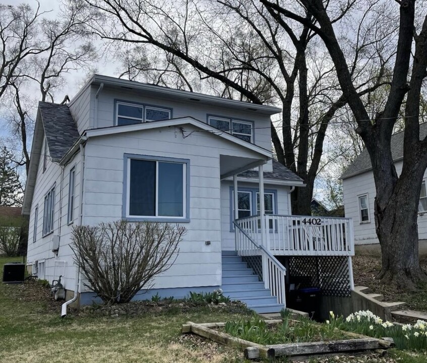 4402 E Lake Shore Dr in Wonder Lake, IL - Building Photo