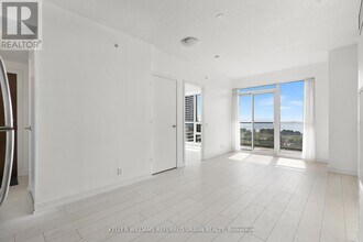2200 Lake Shore Blvd W in Toronto, ON - Building Photo - Building Photo