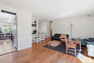 8817 Patricia Ct in College Park, MD - Foto de edificio - Building Photo