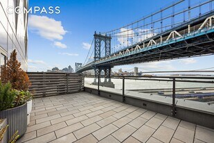 252 South St in New York, NY - Building Photo