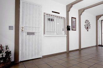 Country Villa Apartments in Long Beach, CA - Foto de edificio - Interior Photo