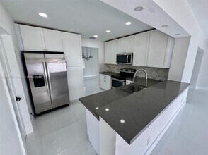 8360 SW 46th St in Miami, FL - Building Photo - Building Photo