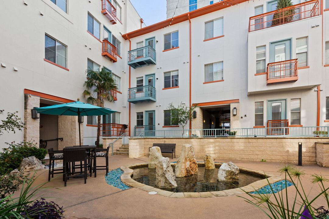 Elle West Ave in Austin, TX - Building Photo
