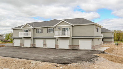 Kennedy Drive Estates in New Holstein, WI - Foto de edificio - Building Photo