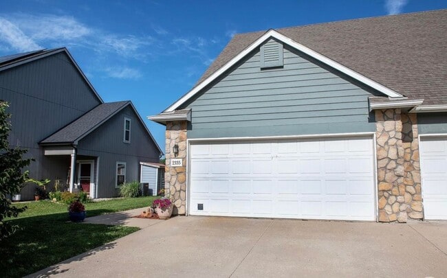 2335 Surrey Dr in Lawrence, KS - Building Photo - Building Photo