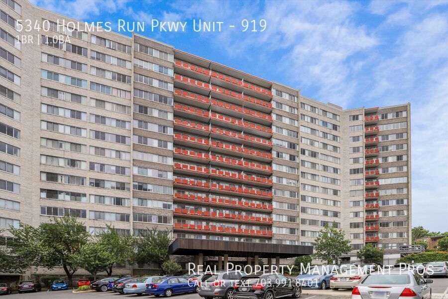 5340 Holmes Run Pkwy in Alexandria, VA - Building Photo