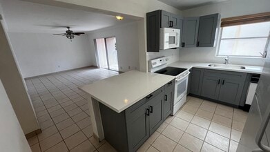 7735 SW 86th St, Unit E407 in Miami, FL - Foto de edificio - Building Photo