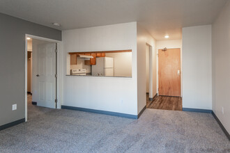 Old Main & Drake Apartments in Des Moines, IA - Building Photo - Interior Photo