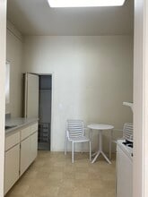 129 S Irena Ave, Unit A Bachelor in Redondo Beach, CA - Building Photo - Building Photo