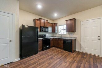 913 Highwood Ln in East Point, GA - Building Photo - Building Photo