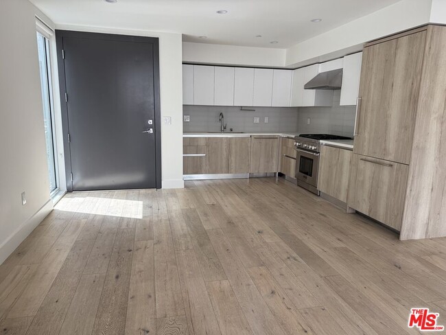 8210 Fountain Ave in West Hollywood, CA - Building Photo - Building Photo