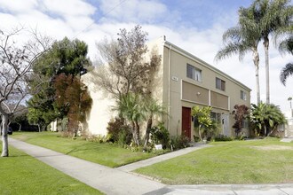 Palm Tree Gardens Apartments in Orange, CA - Building Photo - Building Photo