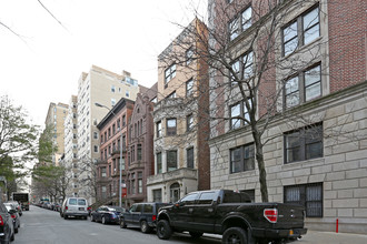 330 W 76th St in New York, NY - Building Photo - Building Photo