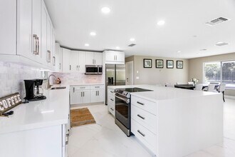 5200 Club Rd in Haverhill, FL - Building Photo - Building Photo