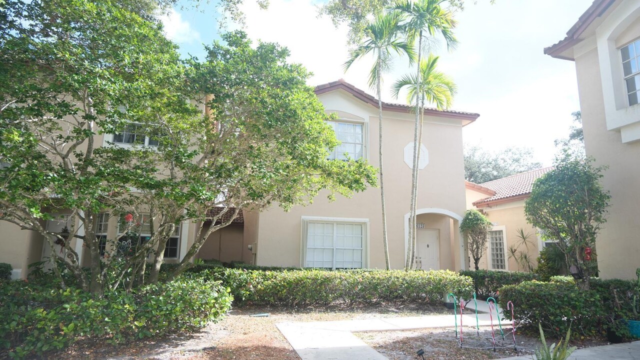 16123 Emerald Cove Rd in Weston, FL - Building Photo